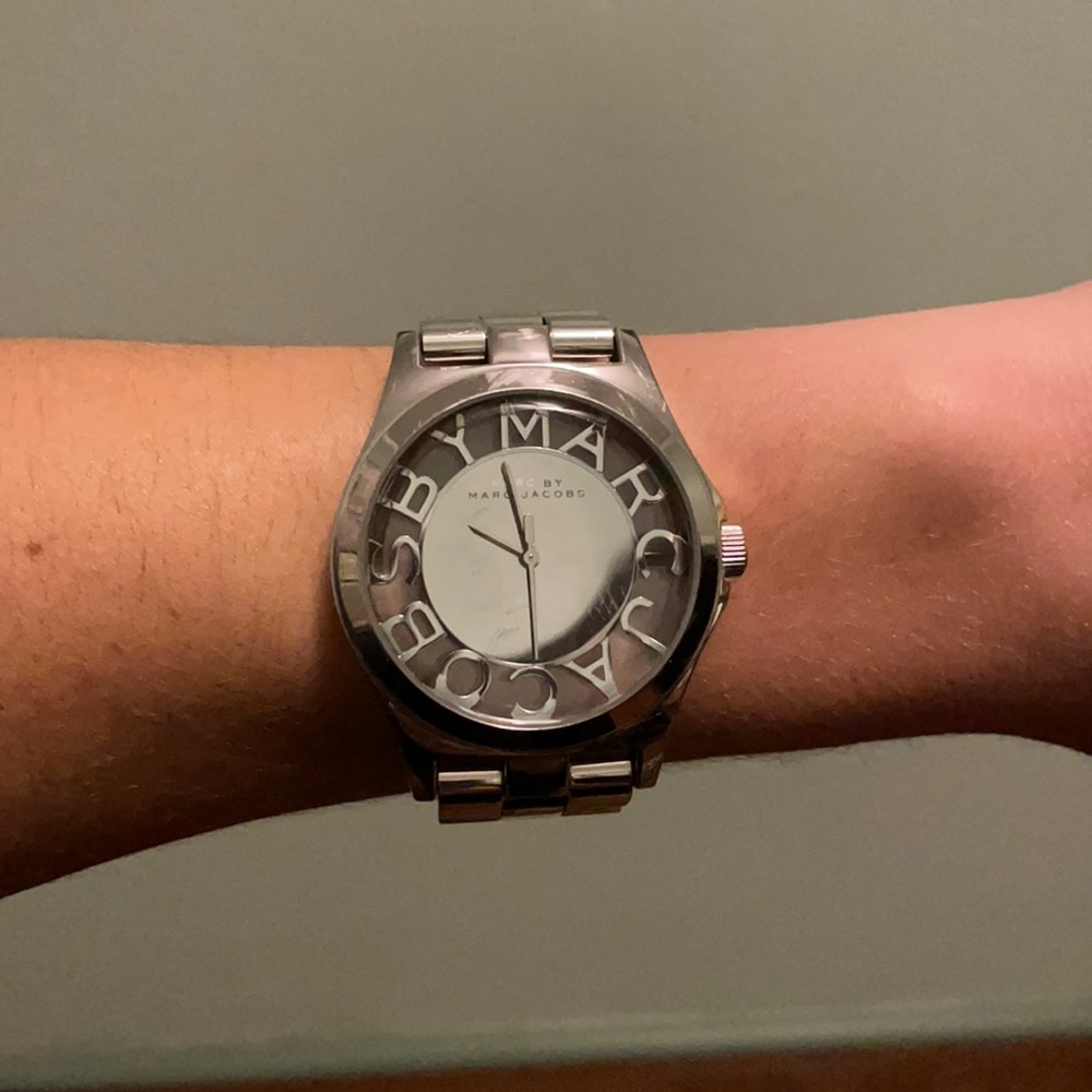 Translucent round watch - Picture 2 of 7